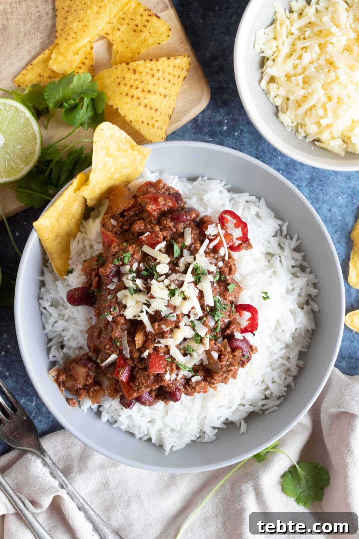 Chilli with rice and tortilla chips.
