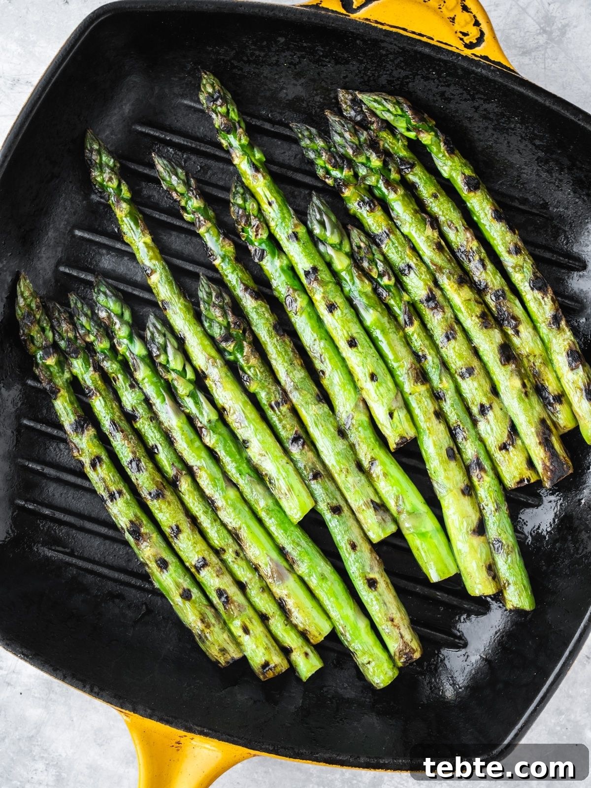 Grilled Asparagus and White Bean Salad with Lemon Vinaigrette 6 Grilling asparagus spears in a grill pan.