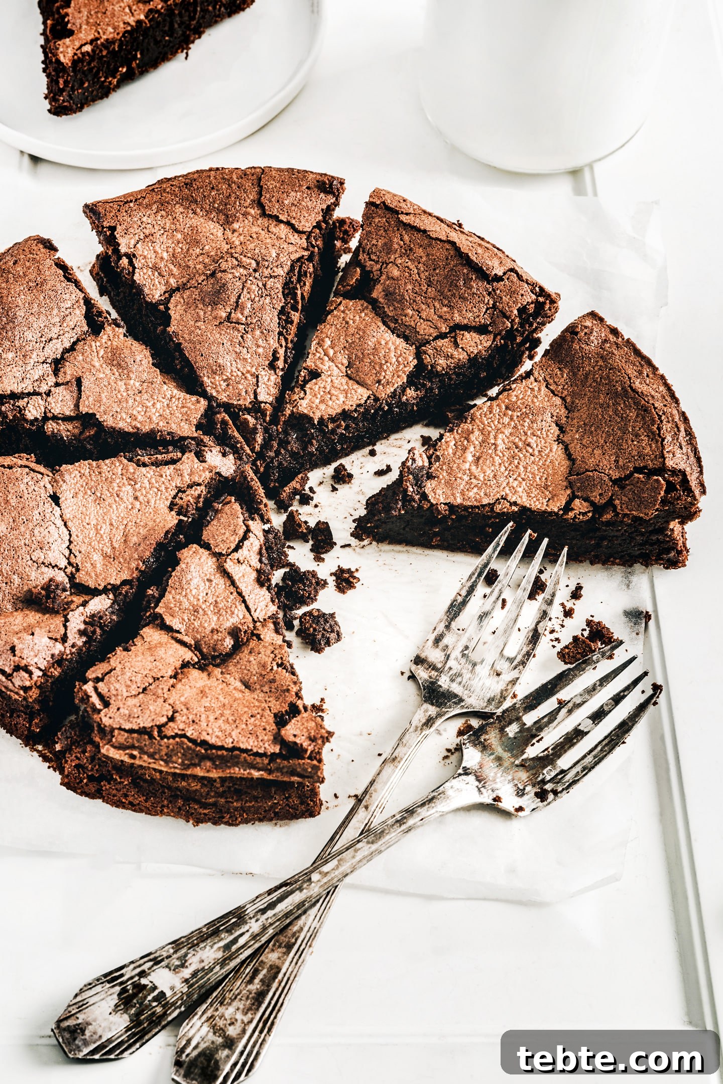 Gâteau au chocolat coupé en parts avec des fourchettes