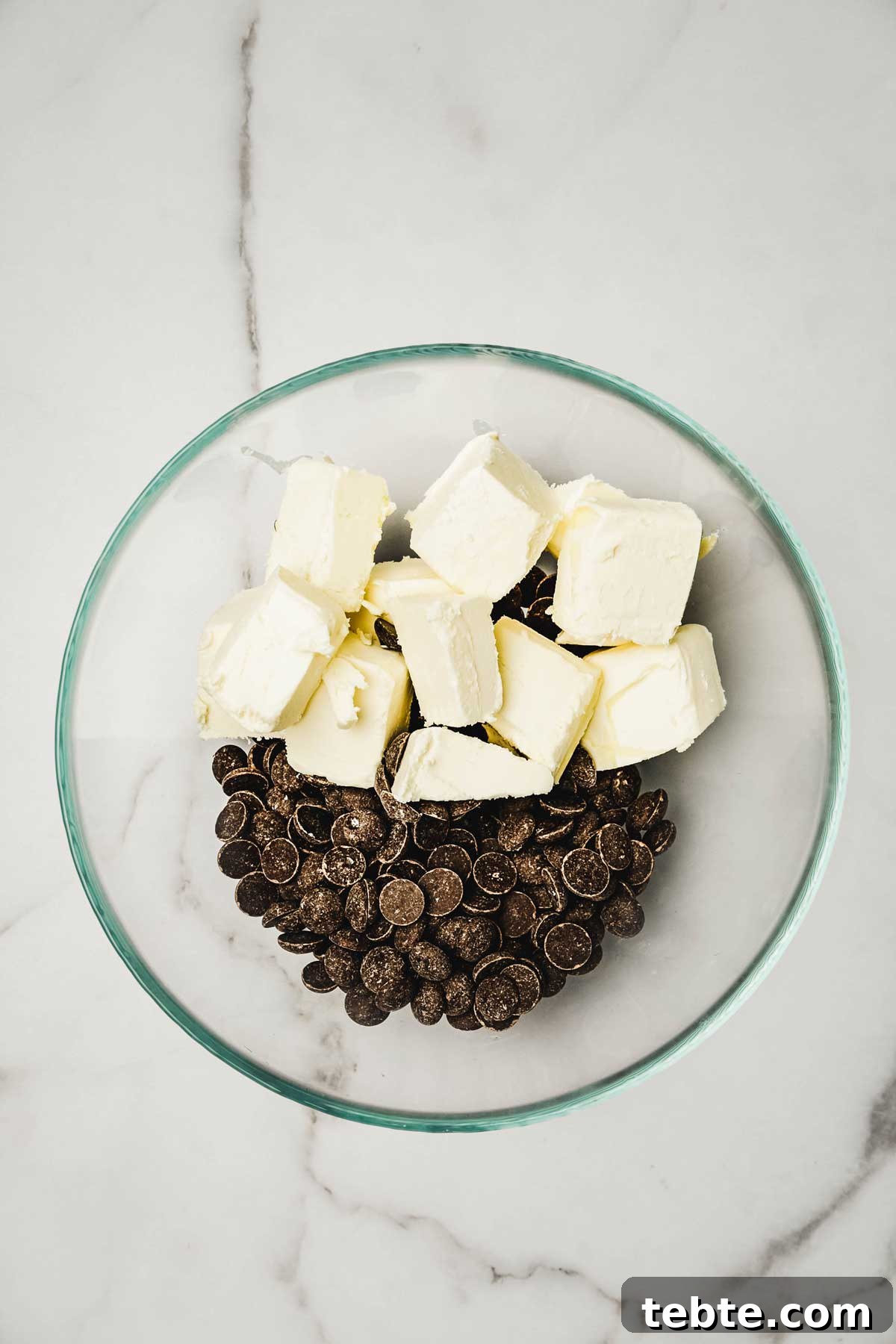 Bol avec du beurre et du chocolat