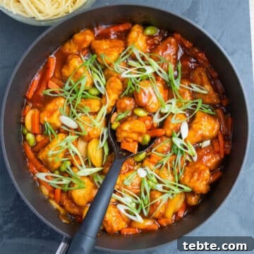 Sauce mixed evenly with the veggies and chicken and garnished with thinly sliced green onions. 
