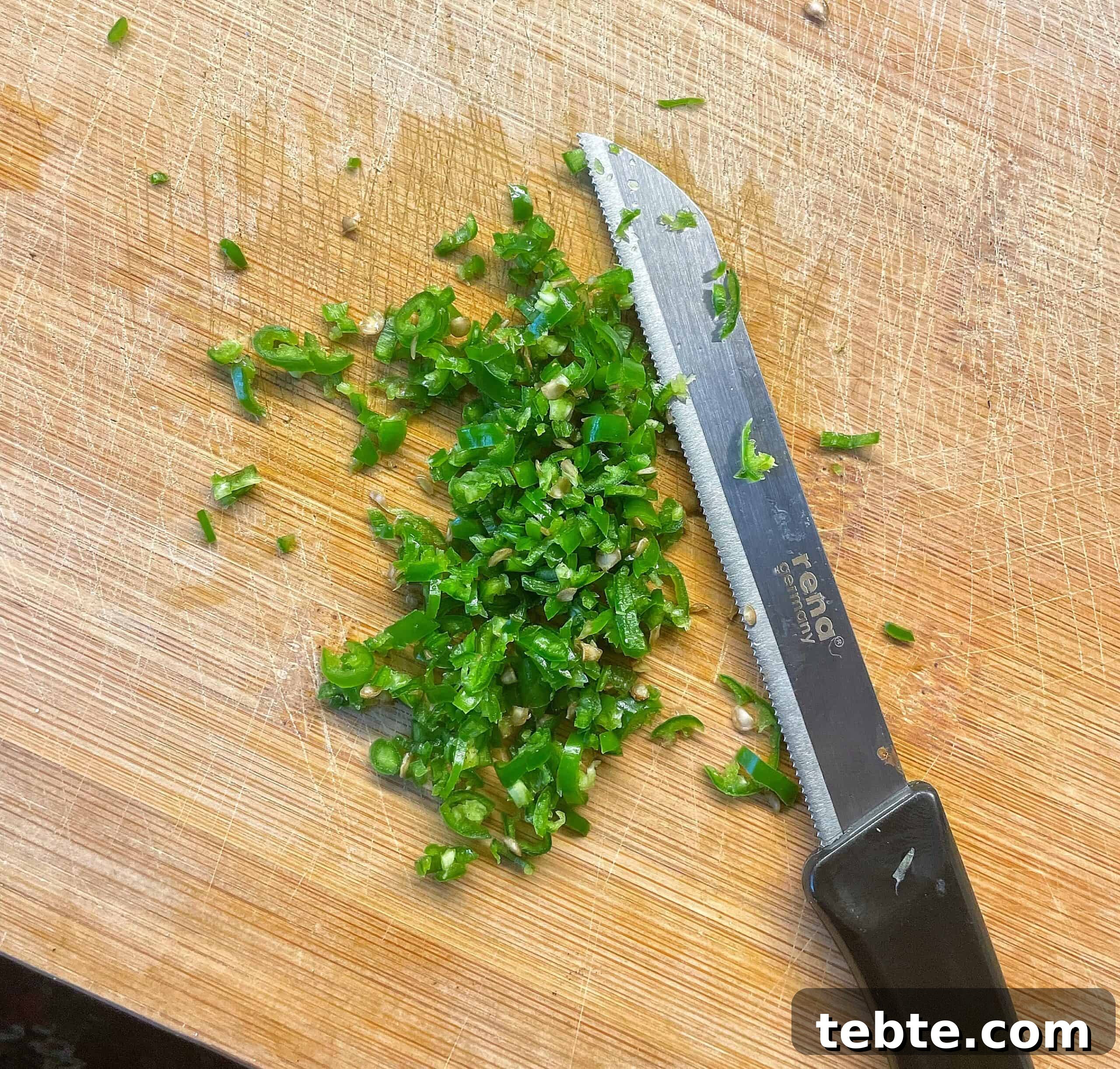 7 Pakistani Kitchen Essentials That Speed Up Cooking 4 Sharp serrated knives